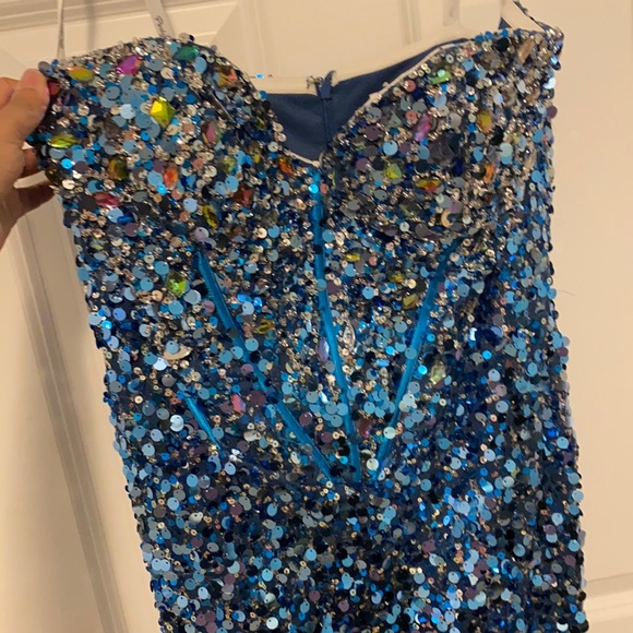 Beautiful Bue dress with side slit - Picture 1 of 6
